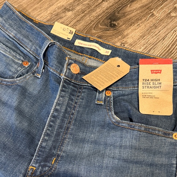 Levi's Women 724 Straight Leg Jeans - Picture 5 of 7
